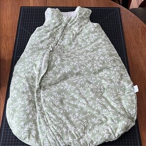 Sage Green Leaf Patterned Quilted Baby Sleep sack Looxii xl 18-24 months